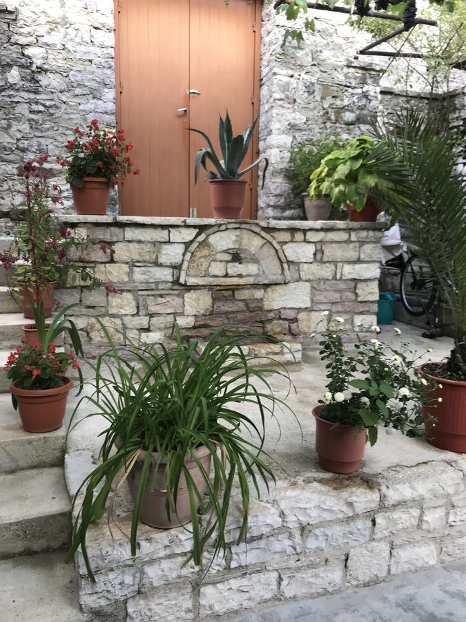 Tourists Guest House Gjirokaster Luaran gambar