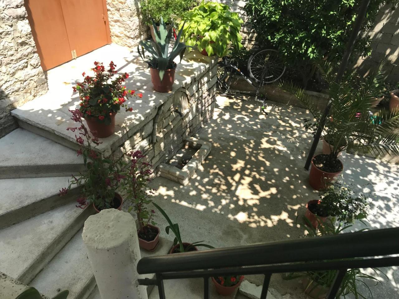 Tourists Guest House Gjirokaster Luaran gambar